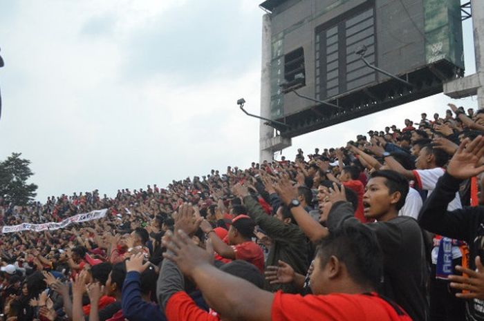 Pasoepati tribune Selatan saat memberikan dukungan kepada Persis Solo yang menjamu Perserang Serang di Stadion Manahan Solo, Selasa (15/5/2018).