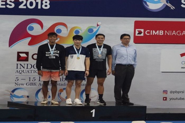 Perenang muda Korea Selatan, Lee Sang-soo (tengah), meraih medali emas pada nomor lomba 50 meter gaya bebas Indonesia Open 2017, di Aquatic Stadium, Senayan, Jakarta, Rabu (13/12/2017).