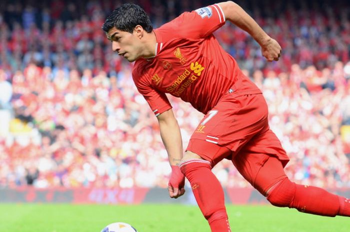 Aksi striker Liverpool, Luis Suarez, dalam pertandingan Liga Inggris 2013-2014 menghadapi Chelsea di Stadion Anfield, Liverpool, Inggris, pada 27 April 2014.