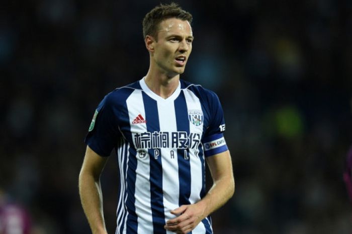 Aksi Jonny Evans dalam partai Liga Inggris antara West Bromwich Albion dan Manchester City di The Hawthorns, 20 September 2017.