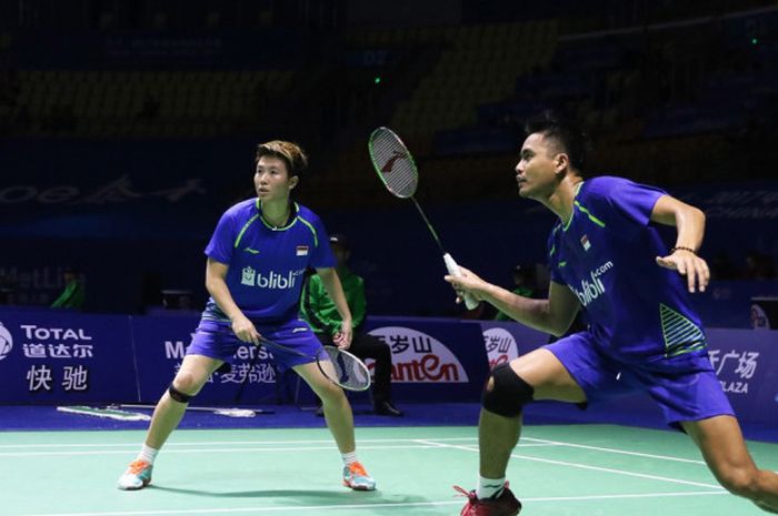 Pasangan ganda campuran Indonesia, Tontowi Ahmad/Liliyana Natsir, saat menjalani pertandingan melawan Mark Lamsfuss/Isabel Herttrich (Jerman) pada babak kedua turnamen China Terbuka 2017 di Haixia Olympic Sports Center, Fuzhou, Kamis (16/11/2017).