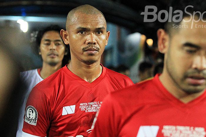 Pemain Persipura Jayapura, Ricardo Salampessy, bersiap memasuki lapangan menjelang dimulainya acara Tribute Choirul Huda yang menghadirkan laga antara Persela Lamongan melawan Timnas All Star di Stadion Surajaya Lamongan, Jawa Timur, Rabu (15/11/2017) malam.