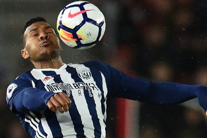 Aksi striker West Bromwich Albion, Salomon Rondon, saat berusaha mengedalikan bola dalam pertandingan Liga Inggris 2017-2018 menghadapi Southampton di Stadion St Mary's, Southampton, Inggris, pada 21 Oktober 2017.