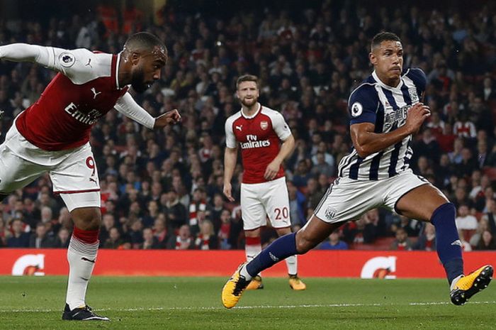 Aksi striker Arsenal, Alexandre Lacazette (kiri), saat mencetak gol ke gawang West Bromwich Albion dengan sebuah tandukan di laga Liga Inggris 2017-2018 di Stadion Emirates, London, Inggris, pada Senin (25/9/2017).