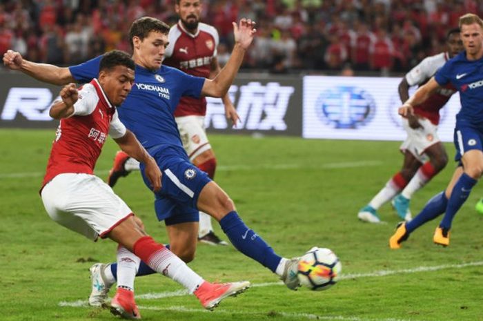 Pemain Chelsea, Andreas Christensen, berusaha menghentikan laju pemain Arsenal, Donyell Malen, pada laga pramusim di Stadion Nasional Beijing, China, 22 Juli 2017.