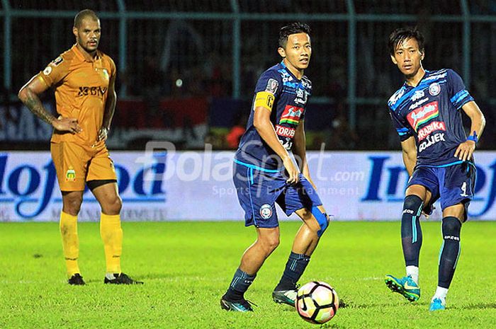  Aksi pemain Arema FC, Johan Farizi (kanan), dan Syaiful Indra Cahya, dalam laga ketiga Grup E Piala Presiden 2018 di Stadion Kanjuruhan Malang, Jawa Timur, Selasa (30/01/2018) malam. 