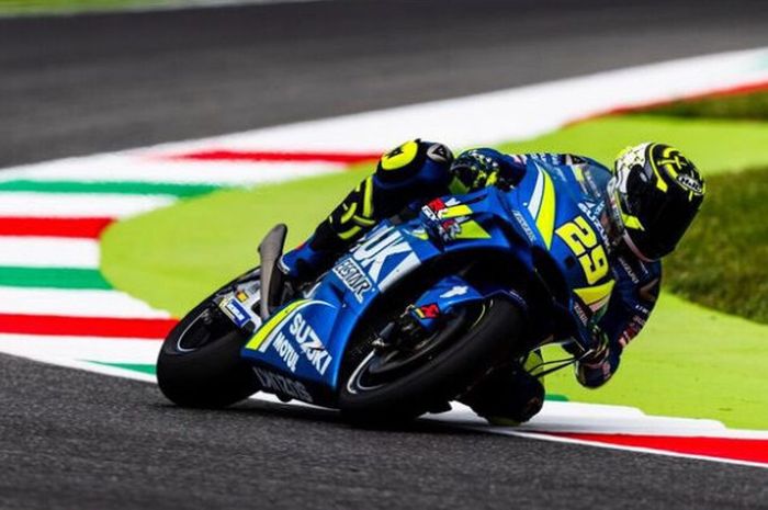 Aksi Andrea Iannone (Suzuki Ecstar) saat melintasi Sirkuit Mugello pada sesi latihan bebas MotoGP Italia yang berlangsun Jumat (1/6/2018).