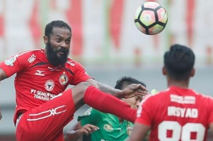 Gelandang Semen Padang, Didier Zokora mencoba menguasai bola saat timnya dijamu Bhayangkara FC pada laga pekan ketujuh Liga 1 musim 2017 di Stadion Patriot, Kota Bekasi, 20 Mei 2017. 