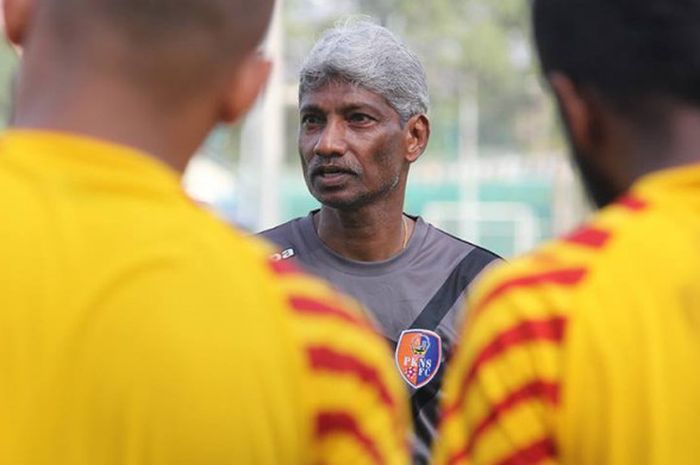 Pelatih PKNS FC, K Rajagopal dalam sesi latihan timnya pada 31 Januari 2018. 