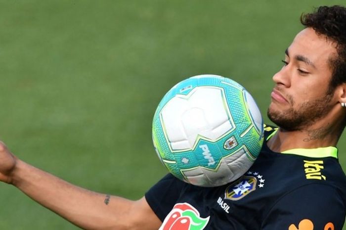 Penyerang Brasil, Neymar, menjalani sesi latihan di Sao Paulo, Brasil, pada 21 Maret 2017.