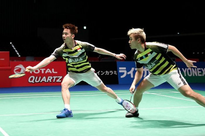 Pasangan ganda putra Indonesia, Marcus Fernaldi Gideon/Kevin Sanjaya Sukamuljo, mengembalikan kok ke arah Vladimir Ivanov/Ivan Sozonoz pada babak pertama Japan Open 2018, Rabu (12/9/2018).