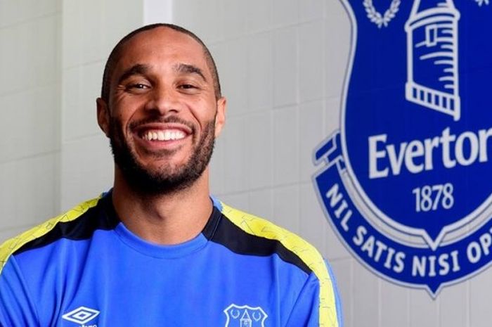 Ashley Williams menjalani hari pertamanya sebagai pemain Everton, Rabu (10/8/2016).