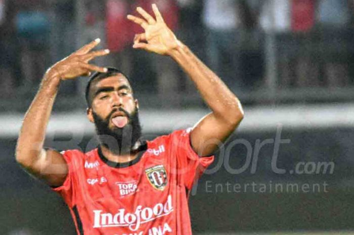  Selebrasi penyerang Bali United, Sylvano Comvalius seusai membobol gawang Arema FC pada pertandinga