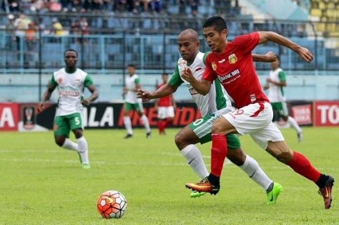 Penyerang Bhayangkara FC, Dinan Javier (depan) adu lari dengan bek PS TNI, Rinto Ali pada laga kedua fase penyisihan Grup B Piala Presiden 2017 di Stadion Kanjuruhan, Kab Malang, 11 Februari 2017.  