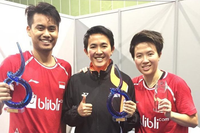 Vita Marissa diantara Tontowi Ahmad (kiri) dan Liliyana Natsir