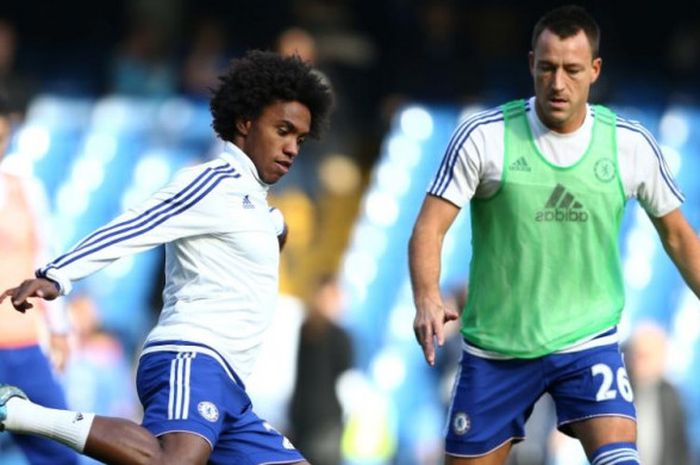 John Terry (kanan) dan Willian saat menjalani sesi latihan menjelang duel Liga Inggris lawan Liverpool di Stamford Bridge, London, 31 Oktober 2015.