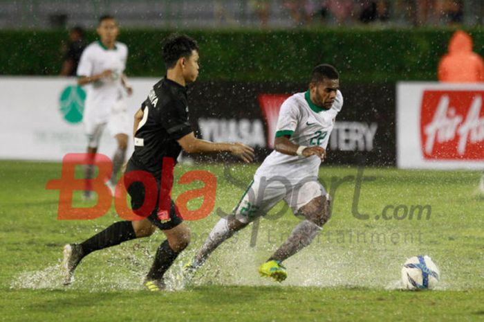 Winger tim nasional U-22 Indonesia, Yabes Roni, berusaha mengontrol bola dalam pertandingan Grup H Kualifikasi Piala Asia U-23 2018 melawan Thailand, Minggu (24/7/2017). 