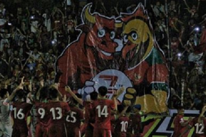 Sebuah gambar tiga dimensi mewarnai laga uji coba antara  Semen Padang FC Vs Timnas U-19 Indonesia, Sabtu (26/8/2018). 