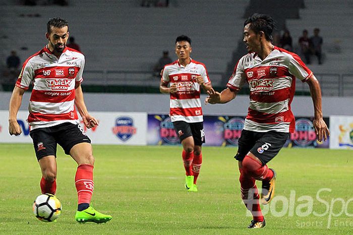 Penyerang Madura United, Lamjed Chehoudi (kiri), menggiring bola saat tampil melawan Persebaya Surabaya pada babak penyisihan Grup B Piala Gubernur Kaltim 2018 di Stadion Batakan Balikpapan, Kalimantan Timur, Sabtu (24/02/2018) malam.