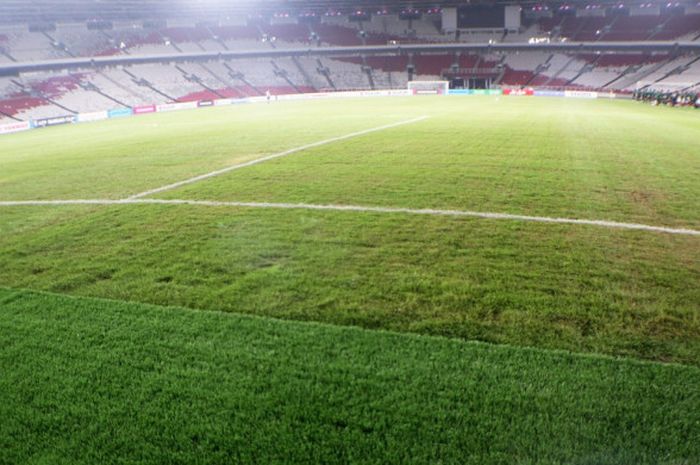   Kondisi lapangan Stadion Utama Gelora Bung Karno (SUGBK) pada Senin (12/11/2018)  jelang laga Piala AFF 2018 kontra Timor Leste.  