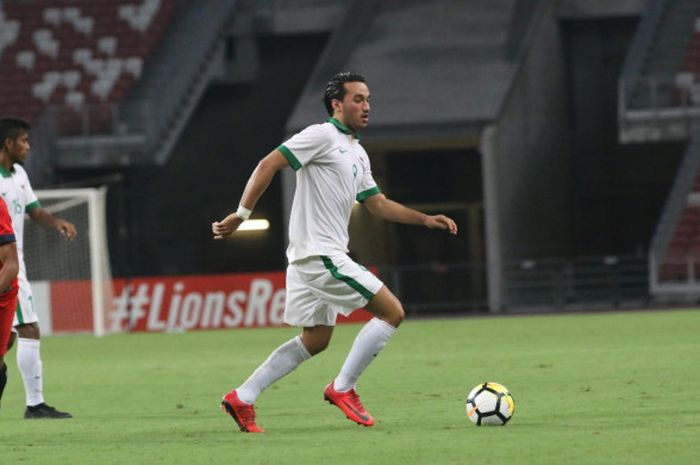 Aksi penyerang tim nasional U-23 Indonesia, Ezra Walian, dalam laga persahabatan melawan timnas U-23