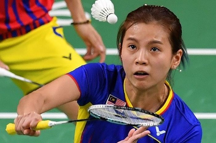 Pebulu tangkis ganda Malaysia, Goh Liu Ying, mengembalikan kok dari pasangan ganda campuran Indonesia, Tontowi Ahmad/Liliyana Natsir, pada final Olimpiade Rio 2016 yang digelar di Riocentro Stadium, Kamis (17/8/2016).