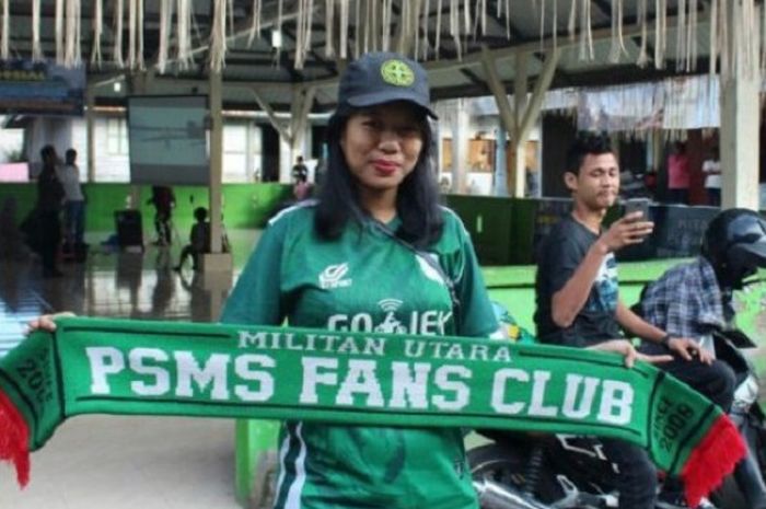 Anggota suporter PSMS wanita dari Putri Hijau Kinantan, Rabbiul Adawiyah.