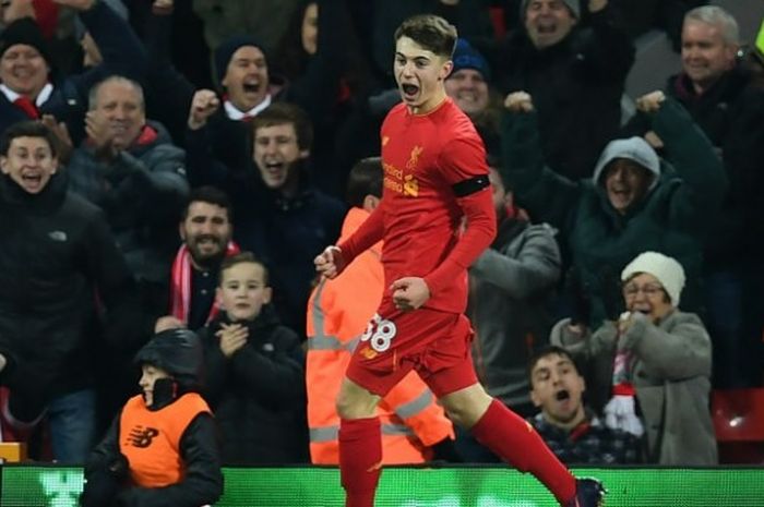 Striker belia Liverpool FC, Ben Woodburn, selebrasi seusai mencetak gol ke gawang Leeds United dalam perempat final Piala Liga, Selasa (29/11/2016)