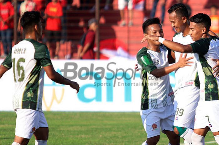  Gelandang PS Tira, Sansan Husaeni, merarayakan gol persama rekan setimnya seusai mencetak gol ke gawang Persiba Bantul pada babak 128 besar Piala Indonesia 2018 di Stadion Sultan Agung, Bantul, Selasa (24/7/2018). 