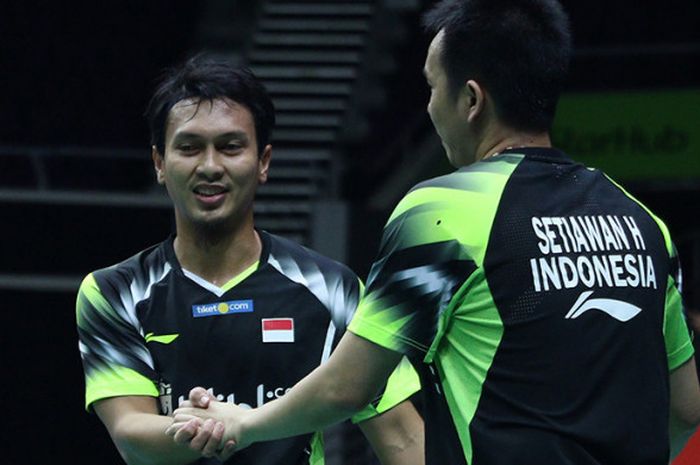 Pasangan ganda campuran, Mohammad Ahsan/Hendra Setiawan, merayakan keberhasilan mereka memenangi pertandingan semifinal Singapore Open 2018 di Singapore Indoor Arena, Singapura, Sabtu (21/7/2018).