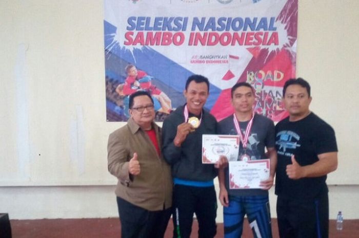 Atlet Sambo Sumsel, Sasli Rais dengan medali emasnya dan Roberto Lumban Toruan berpose bersama official usai mengikuti Seleksi nasional di Ciloto Jabar, 29-31 Januari 2018.