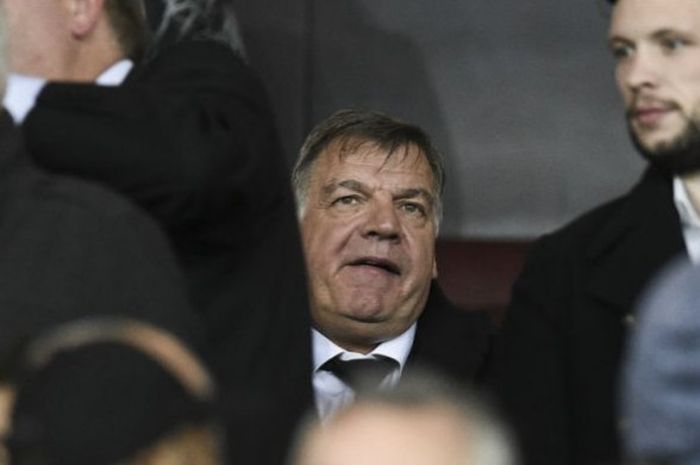 Sam Allardyce terpantau menyaksikan laga antara Manchester United dan Fenerbahce di Stadion Old Trafford pada lanjutan Liga Europa, 20 Oktober 2016. 