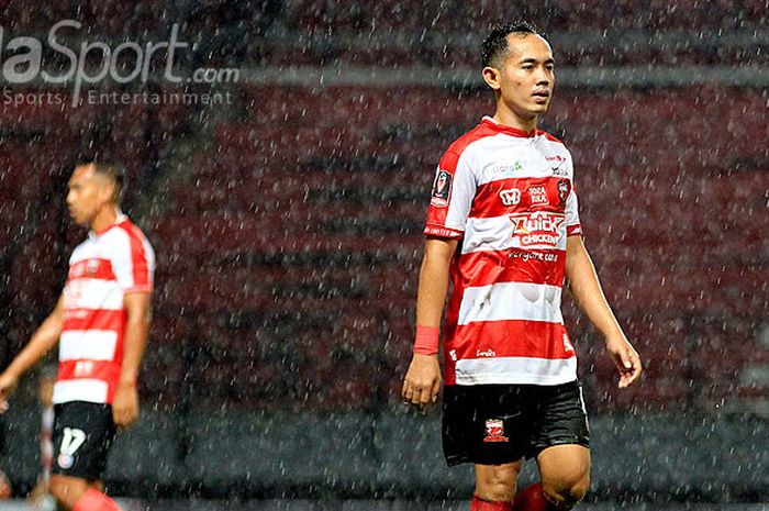 Playmaker Madura United, Slamet Nurcahyo, dalam laga hari pertama Piala Presiden 2018 Grup C melawan Perseru Serui di Stadion Gelora Bung Tomo Surabaya, Jawa Timur, Kamis (18/01/2018) malam.