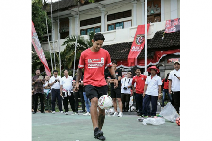 Irfan Bachdim beraksi di depan siswa dan guru SMA Negeri 1 Denpasar, Bali