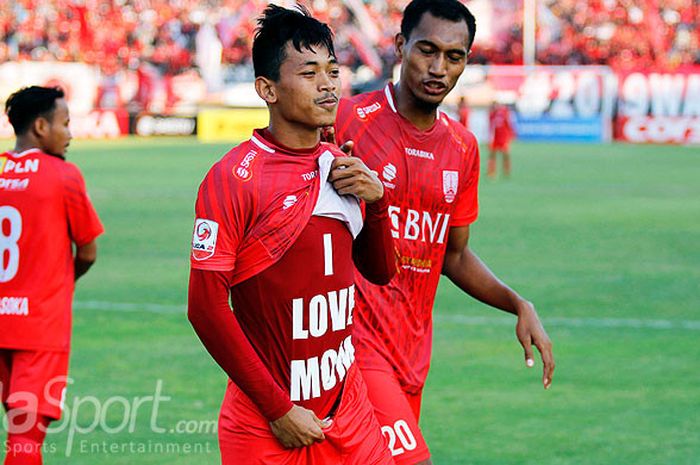 Bek Persis Solo, Dedi Cahyono, melakukan selebrasi seusai membobol gawang PSPS Riau dalam laga lanjutan Liga 2 2018 di Stadion Manahan, Minggu (29/4/2018).