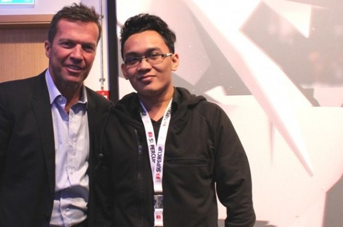 Legenda Jerman, Lothar Matthaeus (kiri), berpose dengan BolaSport.com setelah acara jumpa pers program Bundesliga di Westhafen Convention Center, Berlin.