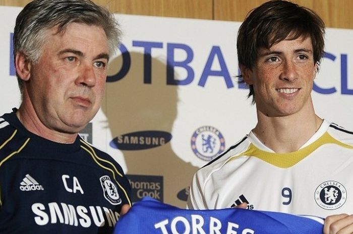 Fernando Torres (kanan) saat diperkenalkan sebagai pemain baru Chelsea pada 4 Februari 2011.