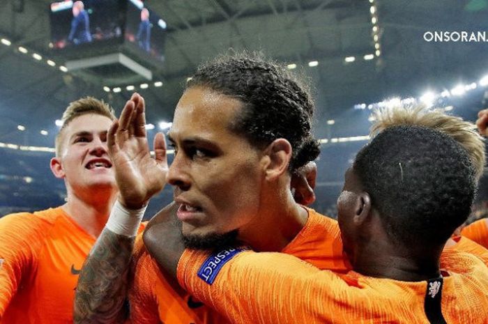 Selebrasi kapten Belanda, Virgil van Dijk, seusai menjebol gawang Jerman pada laga UEFA Nations League di VELTINS-Arena, Senin (19/11/2018)