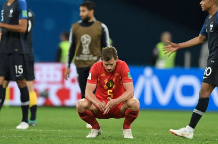 Ekspresi kekecewaan pemain Belgia, Jan Vertonghen, seusai kalah dari Prancis pada semifinal Piala Dunia 2018 di Saint-Petersburg Stadium, Selasa (10/7/2018)