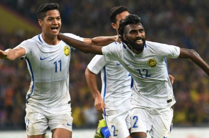 Pemain Timnas Malaysia Thanabalan Nadarajah (kanan) merayakan golnya ke gawang Timnas U-22 Indonesia dalam laga SEA Games 2017 pada Sabtu (26/8/2017) di Stadion Shah Alam, Selangor, Malaysia.