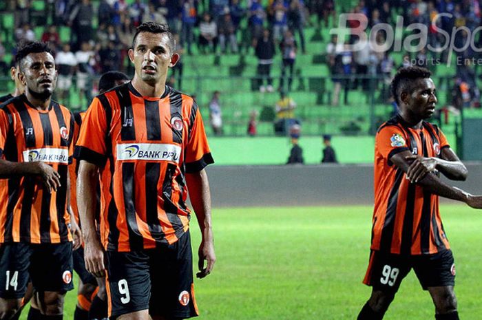 Ekspresi penyerang Perseru Serui, Silvio Escobar, usai laga melawan Arema FC dalam laga pekan ke 10 Liga 1 di Stadion Gajayana Malang, Jawa Timur, Sabtu (10/06/2017) malam.