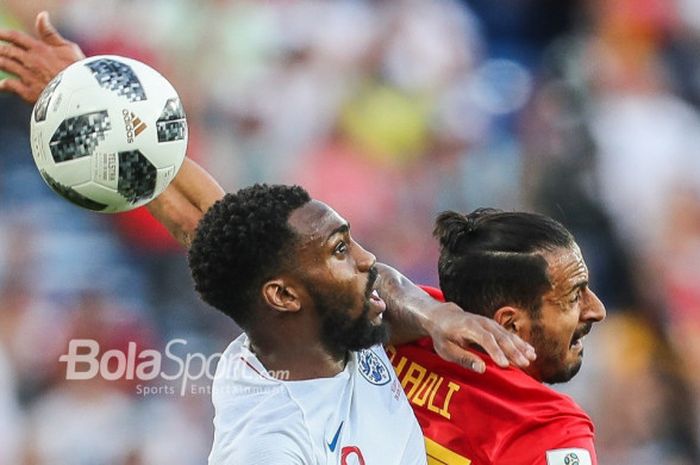 Bek Inggris, Danny Rose (kiri), melakukan duel udara dengan gelandang Belgia, Nacer Chadli, pada laga Grup G Piala Dunia 2018 di Kaliningrad Stadium, Kaliningrad, Rusia pada 28 Juni 2018.