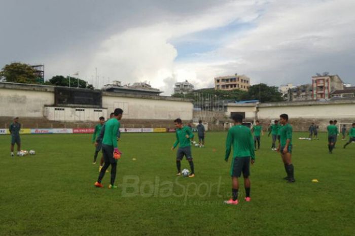 Timnas U-19 Indonesia berlatih di Stadion Padonmar, Yangon, Minggu (10/9/2017), untuk menghadapi Vietnam di Piala AFF U-18 2017 di Myanmar esok hari.