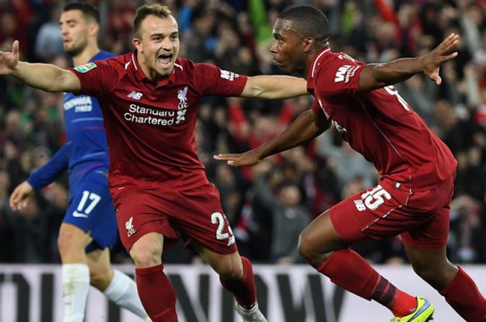 Selebrasi striker Liverpool, Daniel Sturridge (kanan), seusai berhasil mencetak gol ke gawang Chelsea dalam laga ronde ke-3 Piala Liga Inggris 2018-2019 di Stadion Anfield, Liverpool, Inggris, pada Rabu (26/9/2018).