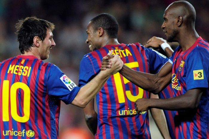 Eric Abidal (kanan) menyalami Lionel Messi setelah mencetak gol dalam laga Barcelona kontra Villarreal di Camp Nou, 28 November 2011.