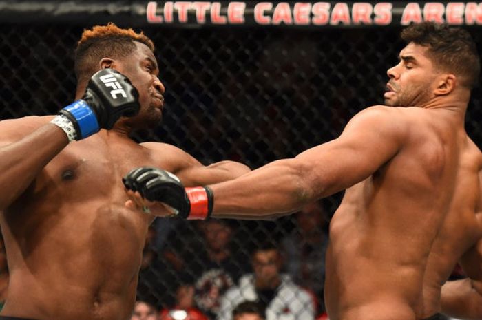 Francis NGannou (kiri) menumbangkan Alistair Overeem (kanan) pada ajang UFC 218 yang berlangsung di Little Caesars Arena, Michigan, Amerika Serikat, Sabtu (2/12/2017).