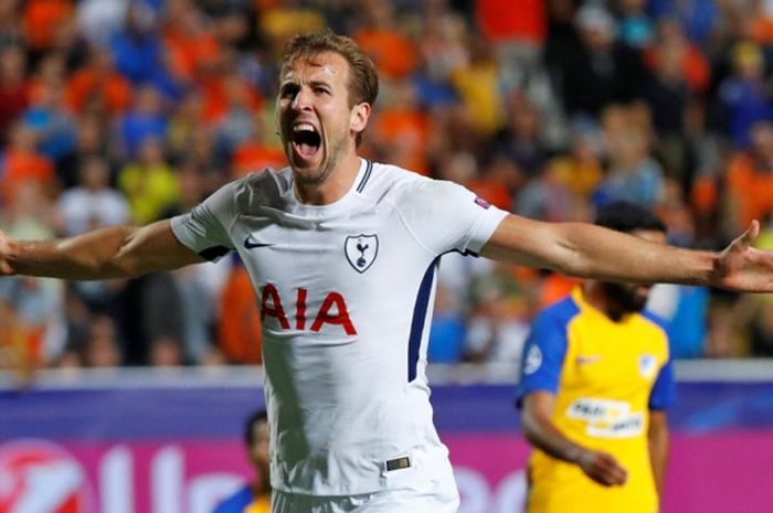 Striker Tottenham Hotspur, Harry Kane, merayakan gol yang dia cetak ke gawang APOEL FC dalam laga Grup H Liga Champions di Stadion GSP, Nicosia, Siprus, pada 26 September 2017.