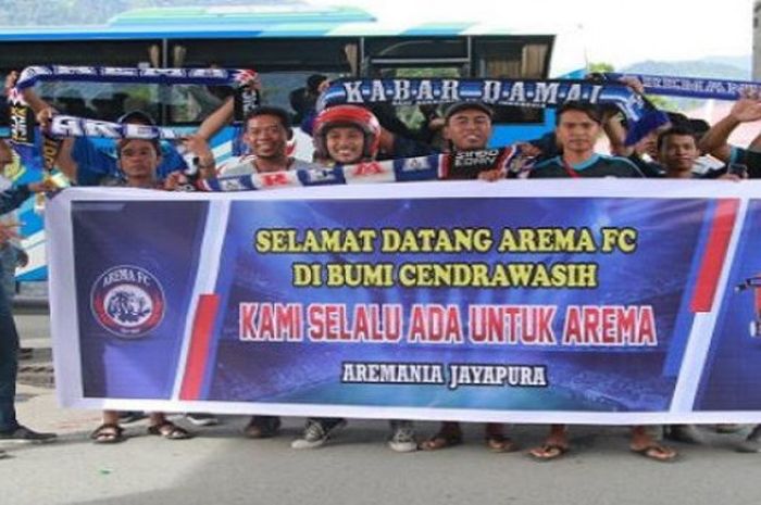 Aremania sambut kedatangan Arema