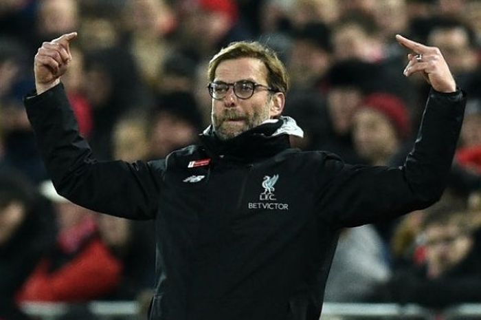 Reaksi pelatih Liverpool, Juergen Klopp, saat timnya menjamu Tottenham Hotspur pada partai lanjutan Premier League di Stadion Anfield, Sabtu (11/2/2017).