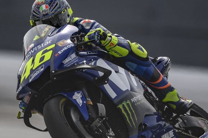 Pebalap tim Movistar Yamaha, Valentino Rossi, menjajal paket aero baru pada tes pramusim di Sirkuit Sepang, Selangor, Malaysia (30/1/2018).